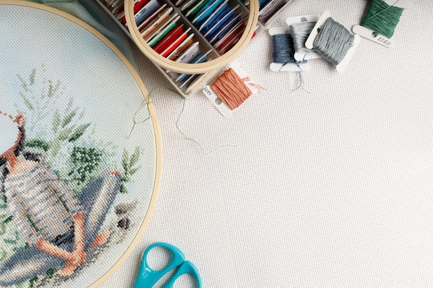 Zestawy do haftu na stole